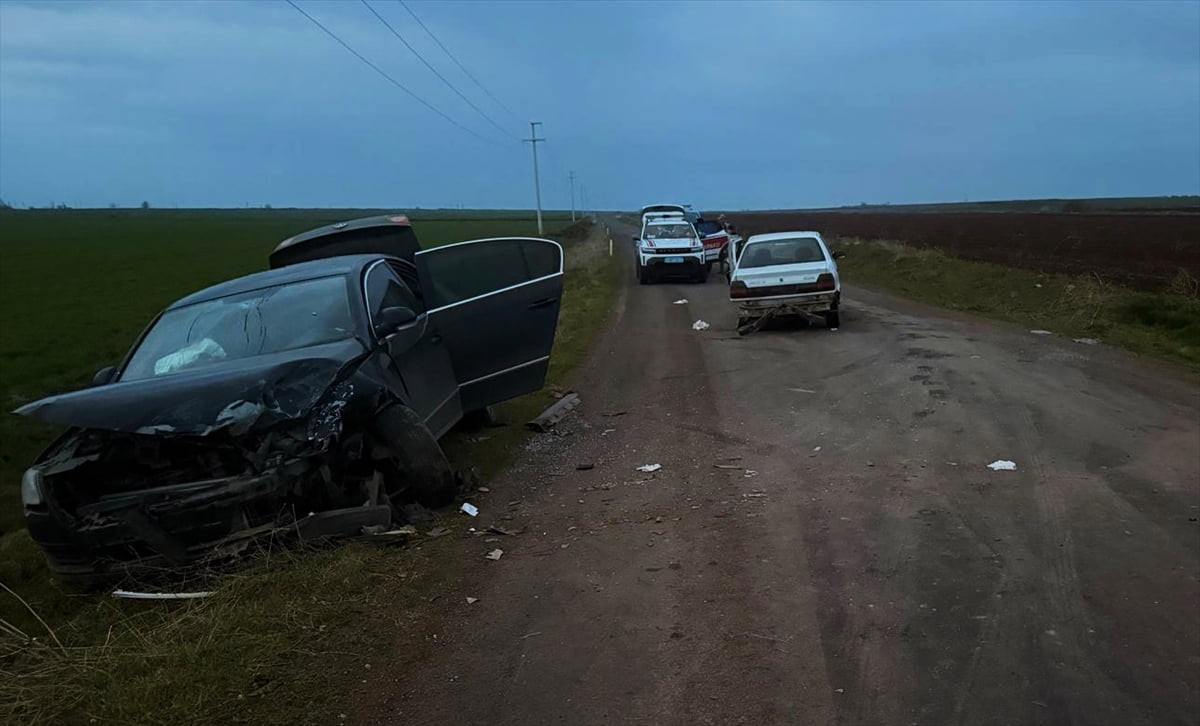 Şanlıurfa'nın Siverek ilçesinde iki otomobilin çarpışması sonucu 3 kişi yaralandı.
