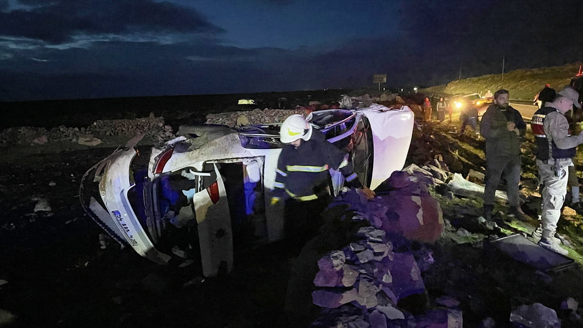 Şanlıurfa'nın Siverek ilçesinde iki otomobilin çarpışması sonucu 5 kişi yaralandı.