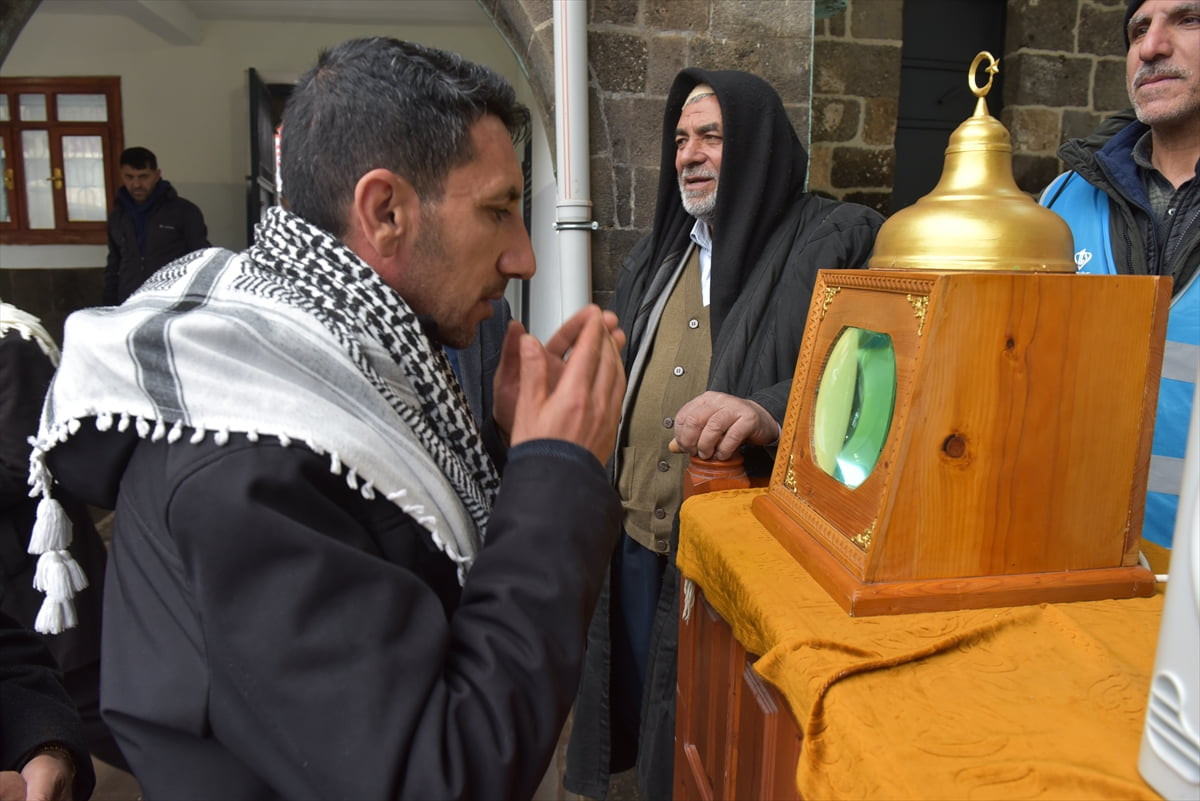 Şanlıurfa'nın Siverek ilçesinde, Kadir Gecesi dolayısıyla Sakal-ı Şerif ziyarete açıldı. Hürriyet...