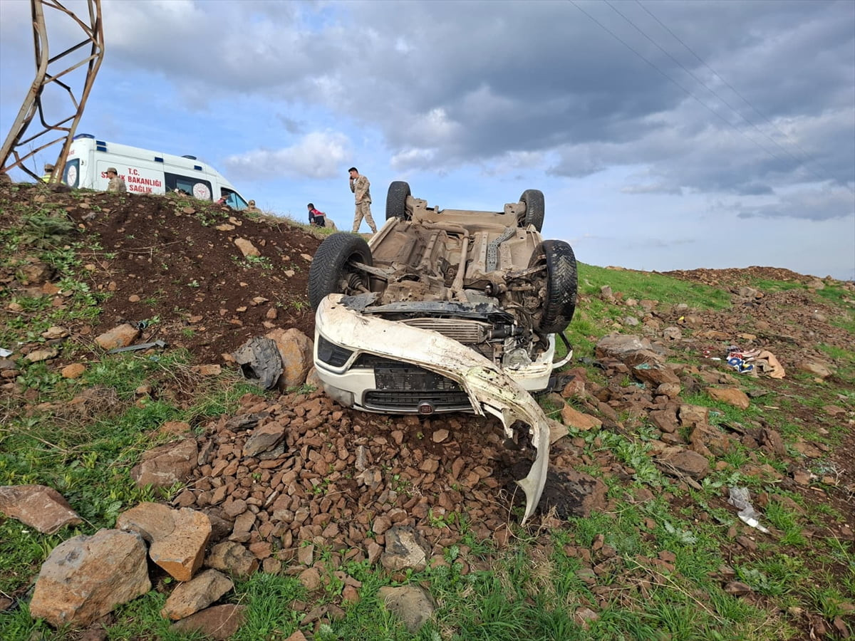 Şanlıurfa'nın Siverek ilçesinde otomobilin devrilmesi sonucu 1 uzman çavuş hayatını kaybetti, 1...
