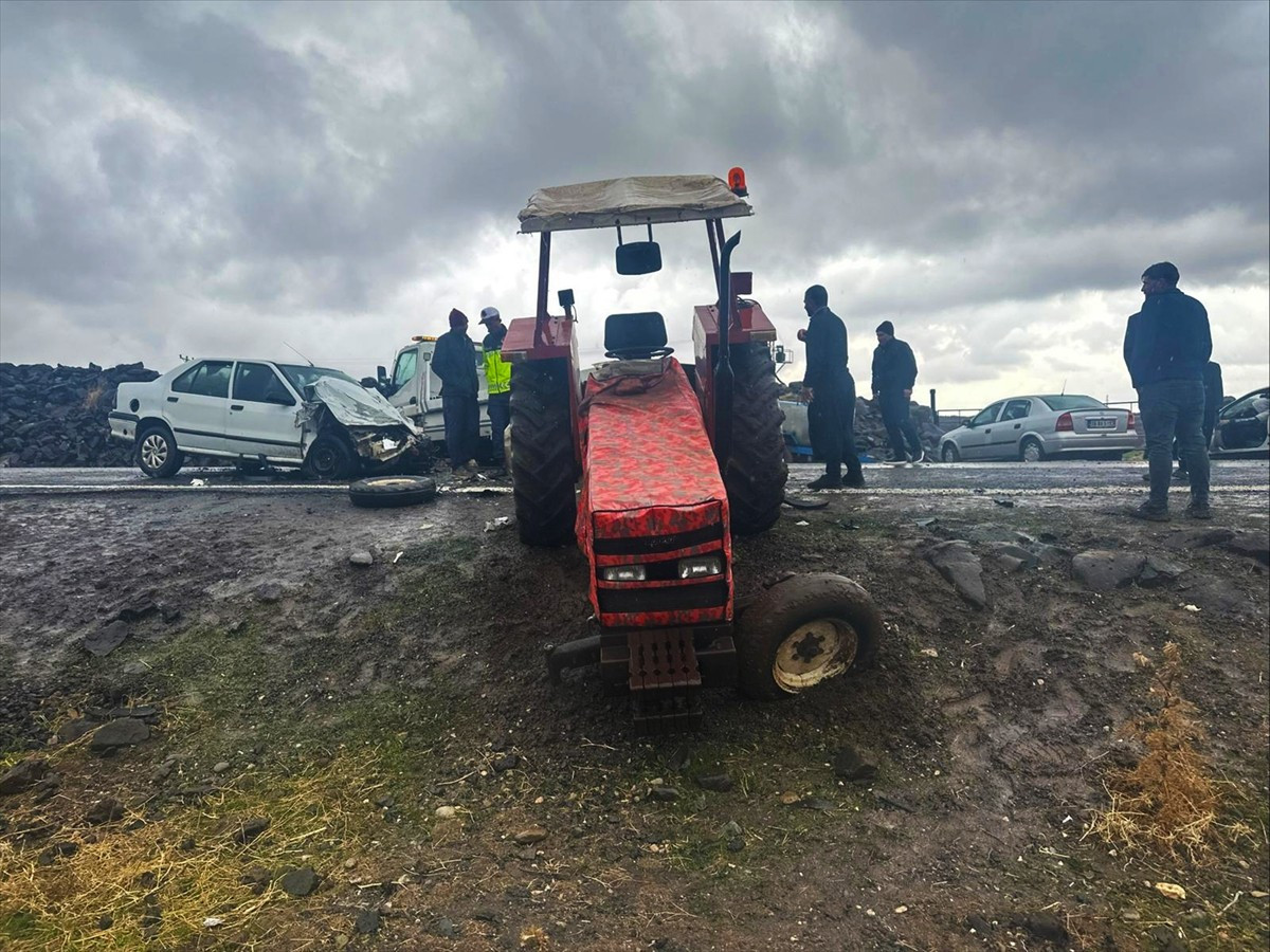 Şanlıurfa'nın Siverek ilçesinde otomobille traktörün çarpışması sonucu 5 kişi yaralandı.