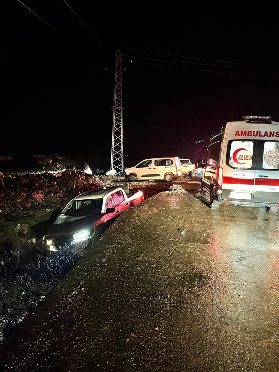 Şanlıurfa'nın Siverek ilçesinde şarampole devrilen kamyonetteki 3 kişi yaralandı. Kaza yerine...