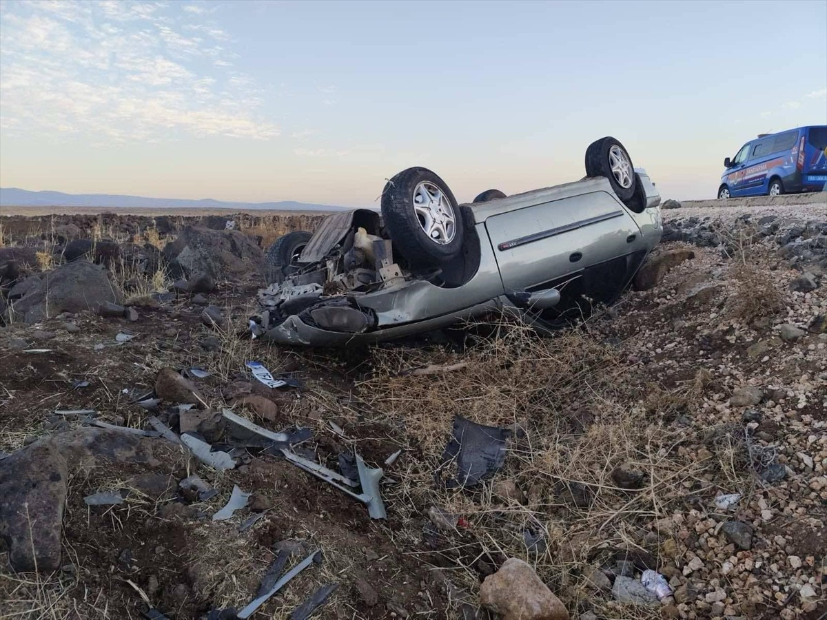 Şanlıurfa'nın Siverek ilçesinde şarampole devrilen otomobildeki 4 kişi yaralandı.