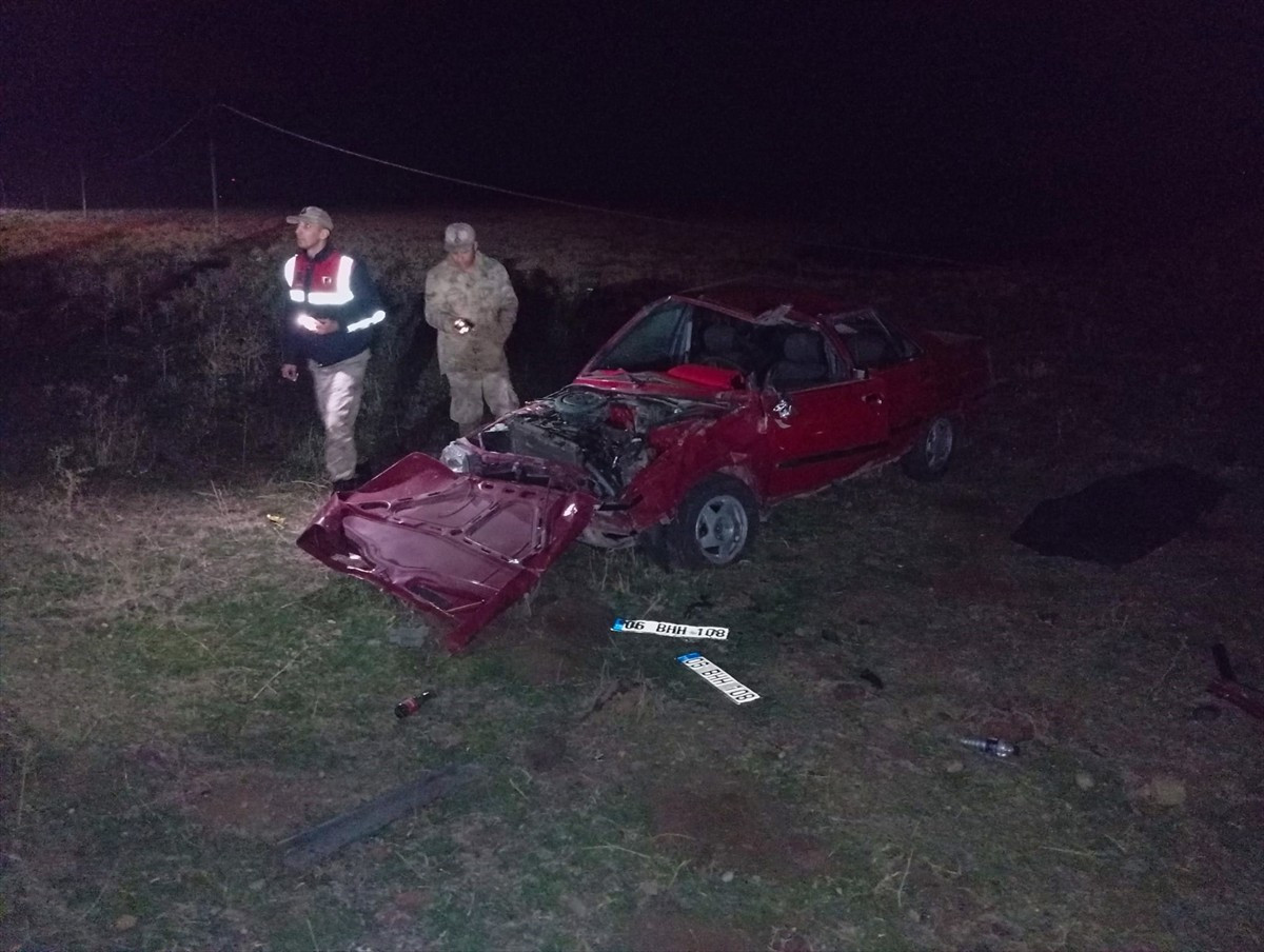 Şanlıurfa'nın Siverek ilçesinde şarampole devrilen otomobilin sürücüsü hayatını kaybetti.