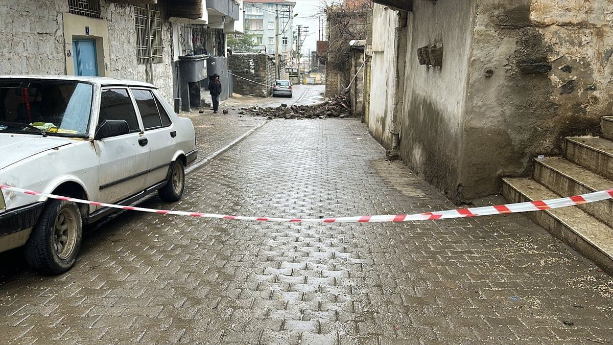 Şanlıurfa'nın Siverek ilçesinde toprak damlı bir evin duvarının çökme anı güvenlik kamerasınca...