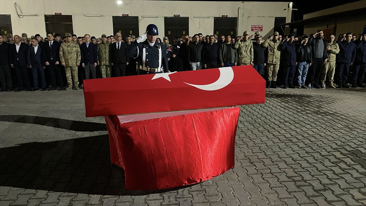 Şanlıurfa'nın Siverek ilçesinde trafik kazasında hayatını kaybeden uzman çavuşun cenazesi...