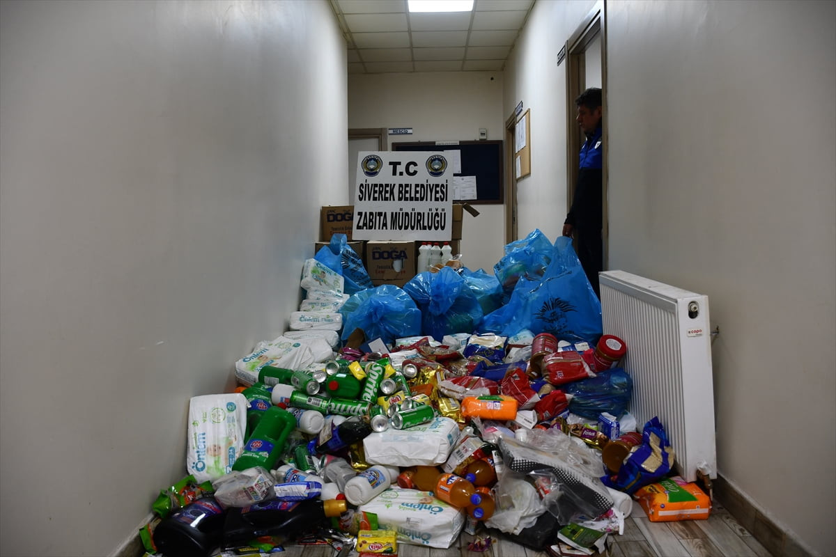 Şanlıurfa'nın Siverek ilçesinde zabıta ekiplerince yapılan denetimlerde ele geçirilen yaklaşık 5...