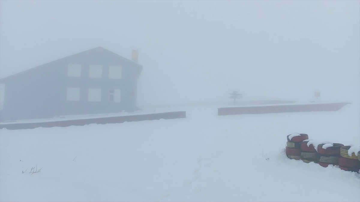 Şanlıurfa'nın Siverek ilçesine 45 kilometre uzaklıktaki 1919 rakımlı Karacadağ’a mevsimin ilk karı...