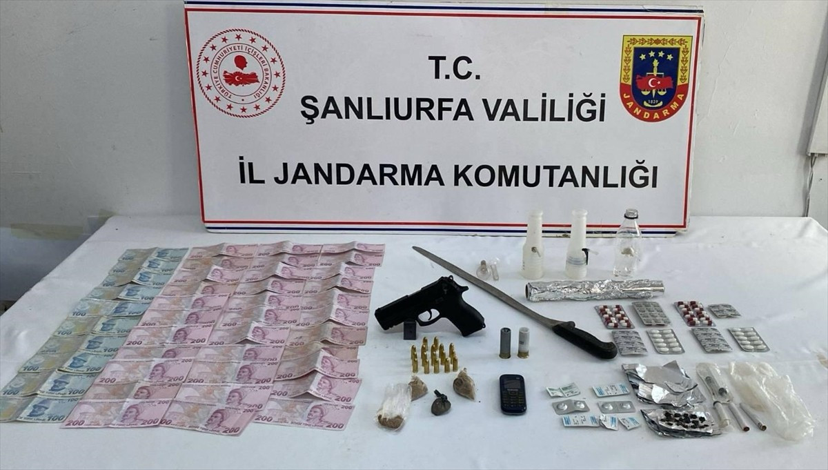 Şanlıurfa'nın Suruç ilçesinde düzenlenen uyuşturucu operasyonunda 4 şüpheli gözaltına alındı....