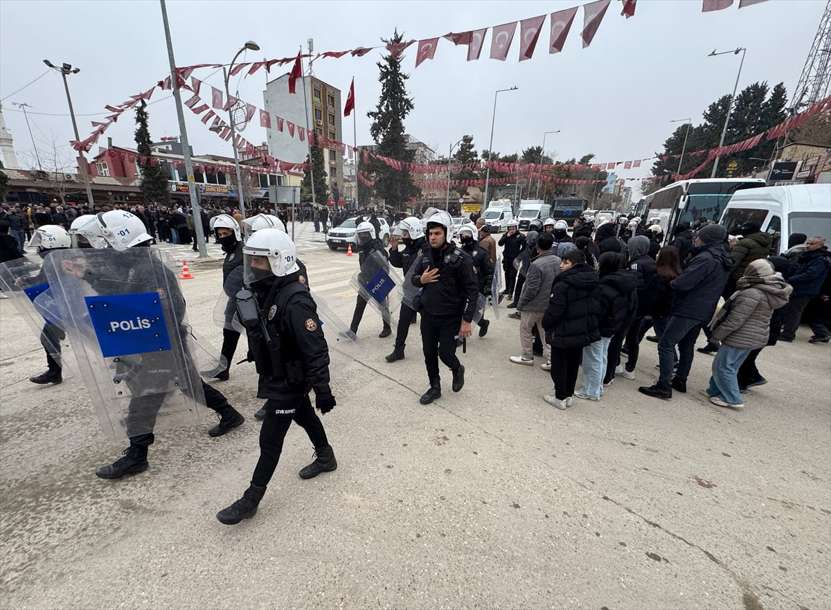 Şanlıurfa'nın Suruç ilçesinde yürüyüşün ardından dağılmayan ve güvenlik güçlerine taş atan gruba...