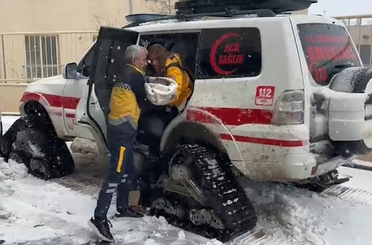 Şanlıurfa'nın Viranşehir ilçesinde havale geçiren 6 aylık bebek, kar kalınlığının 65 santimetreyi...