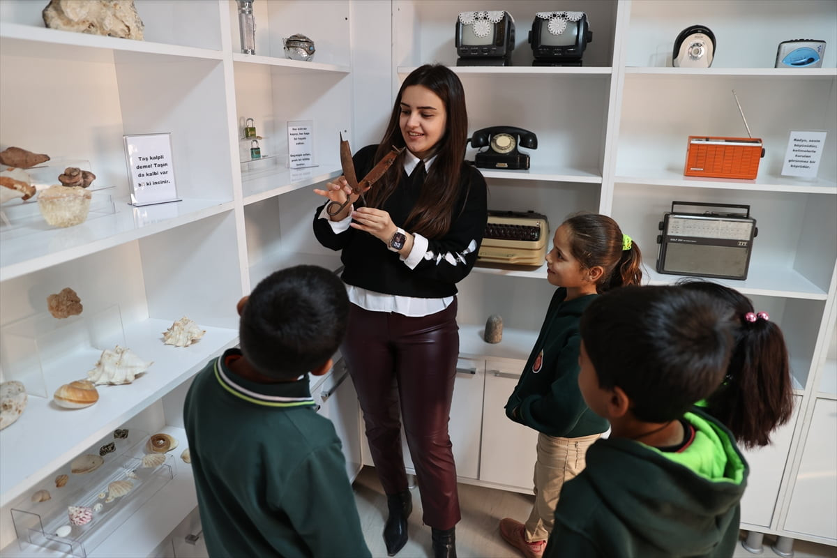 Şanlıurfa'nın Viranşehir ilçesinde öğretmenler, kırsal mahalledeki okulda kurdukları müzeyle...