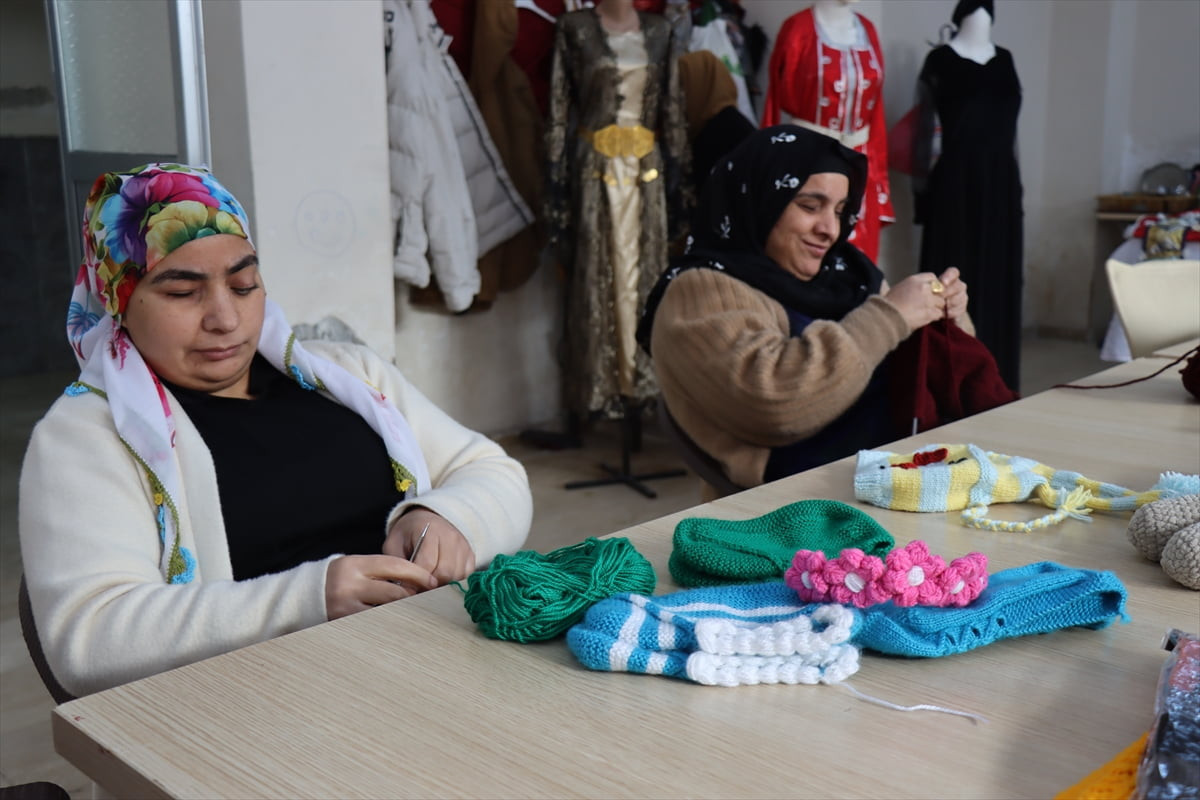 Şanlıurfa'nın Viranşehir ilçesinde yaşayan doğuştan görme engelli Necla ve Leyla Etrez kardeşler...