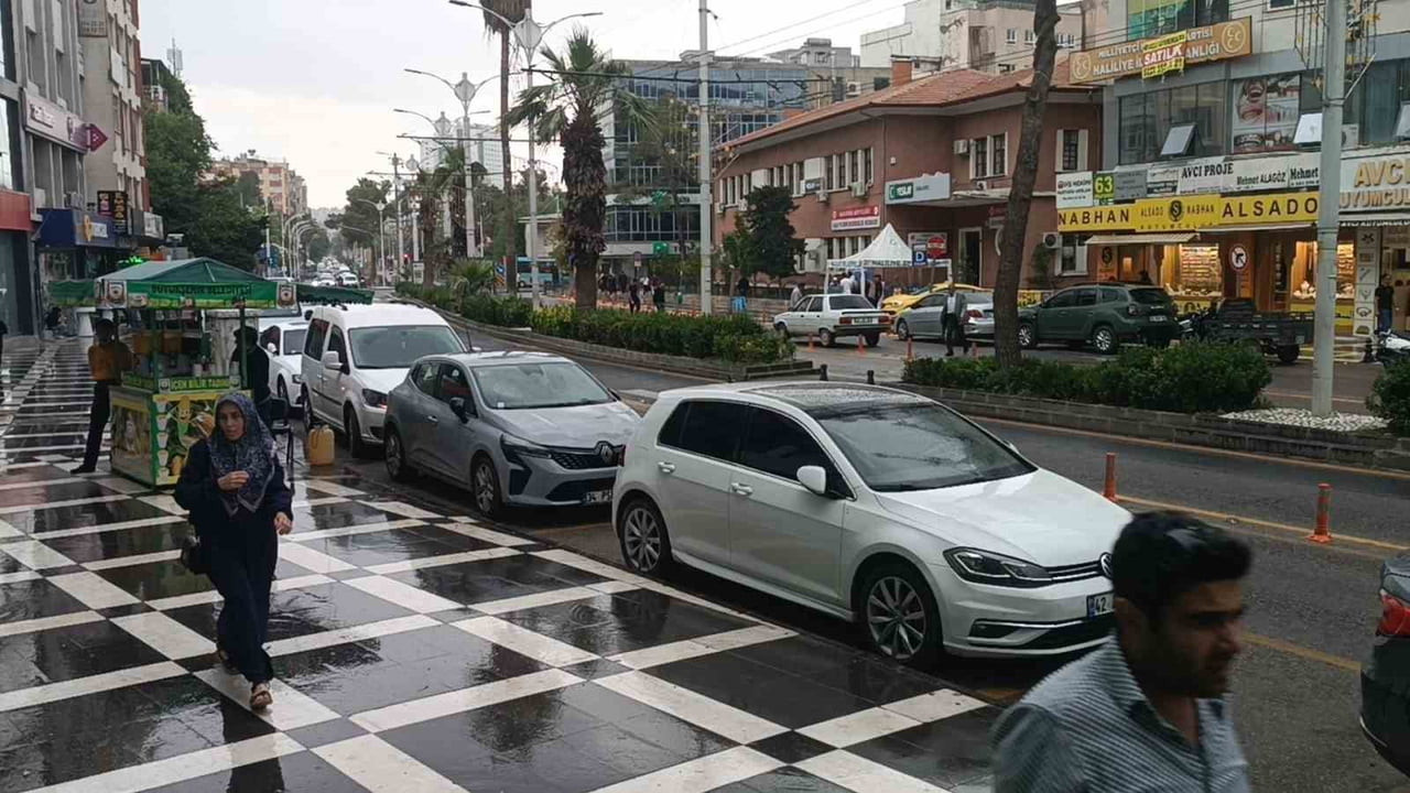 ŞANLIURFA’DA ANİDEN BASTIRAN SAĞANAK YAĞIŞ, VATANDAŞI HAZIRLIKSIZ YAKALADI.