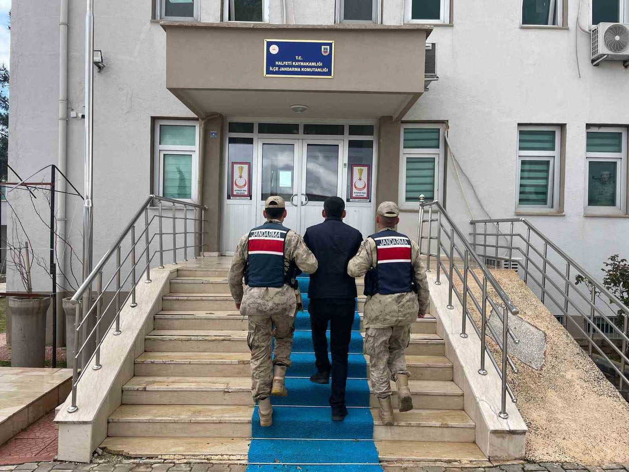 ŞANLIURFA’DA ÇEŞİTLİ SUÇLARDAN ARANAN 4 HÜKÜMLÜ YAKALANDI