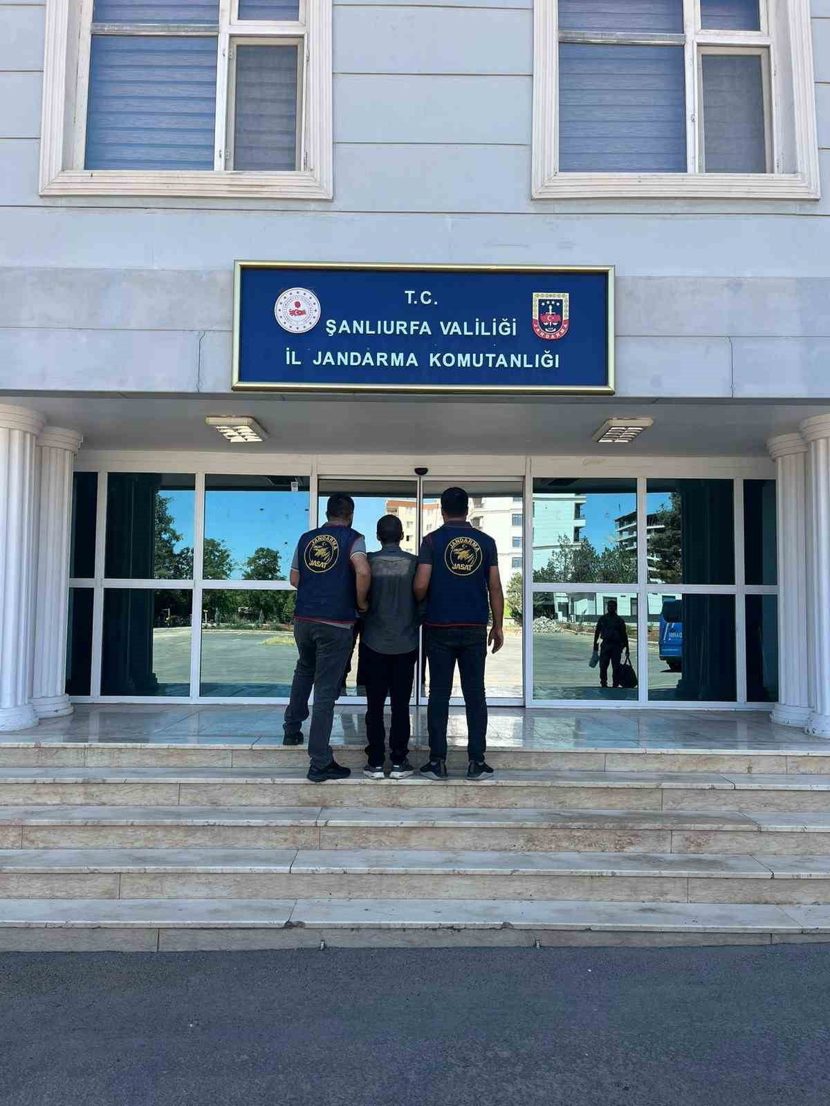 ŞANLIURFA’DA DOLANDIRICILIK SUÇUNDAN KESİNLEŞMİŞ 4 YIL HAPİS CEZASI İLE ARANAN ŞAHIS JANDARMA...