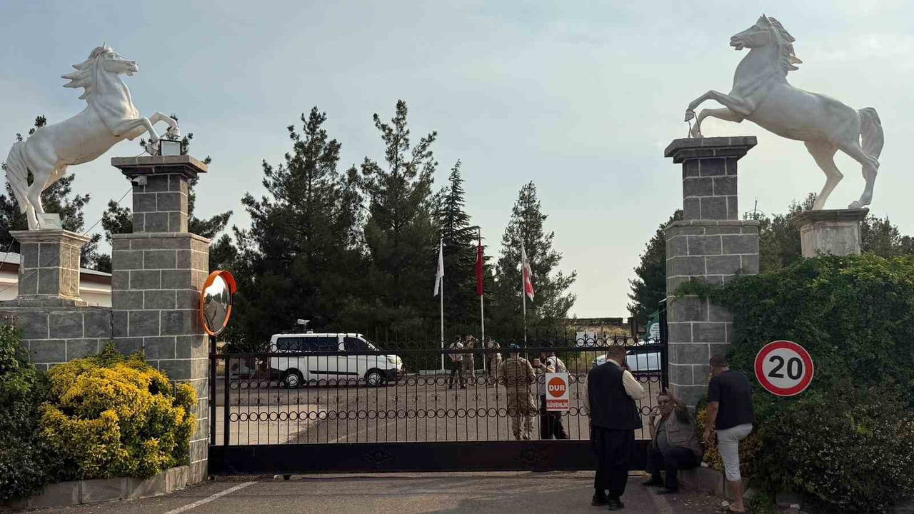 ŞANLIURFA’DA İKİ AİLE ARASINDA HALI SAHADA TOP OYNARKEN ÇIKAN KAVGA DİYARBAKIR VE ELAZIĞ’A DA...