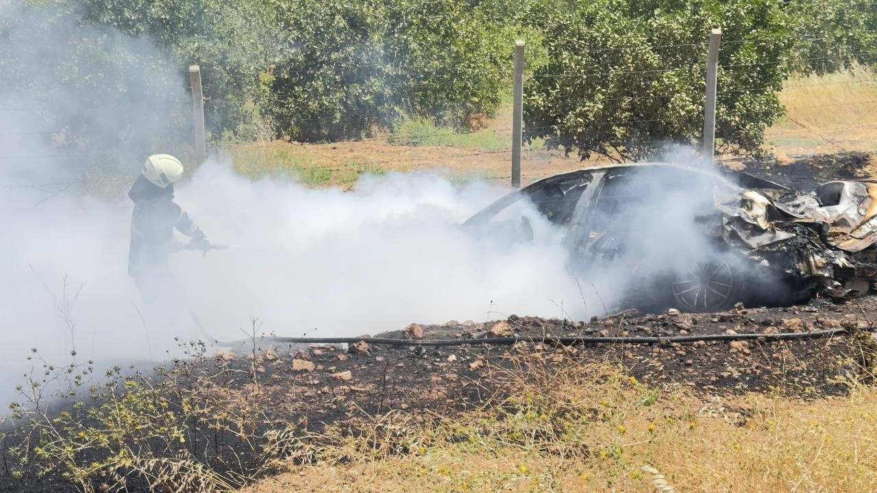ŞANLIURFA’DA KONTROLDEN ÇIKARAK ŞARAMPOLE DEVRİLDİKTEN SONRA ALEV ALAN OTOMOBİLDEKİ 2 KİŞİ...