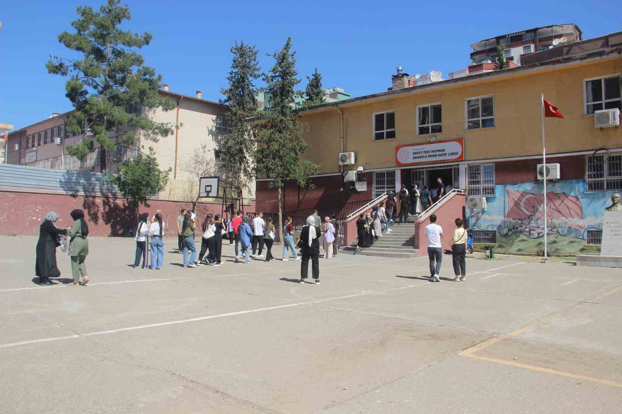 ŞANLIURFA’DA YKS HEYECANI YAŞANDI