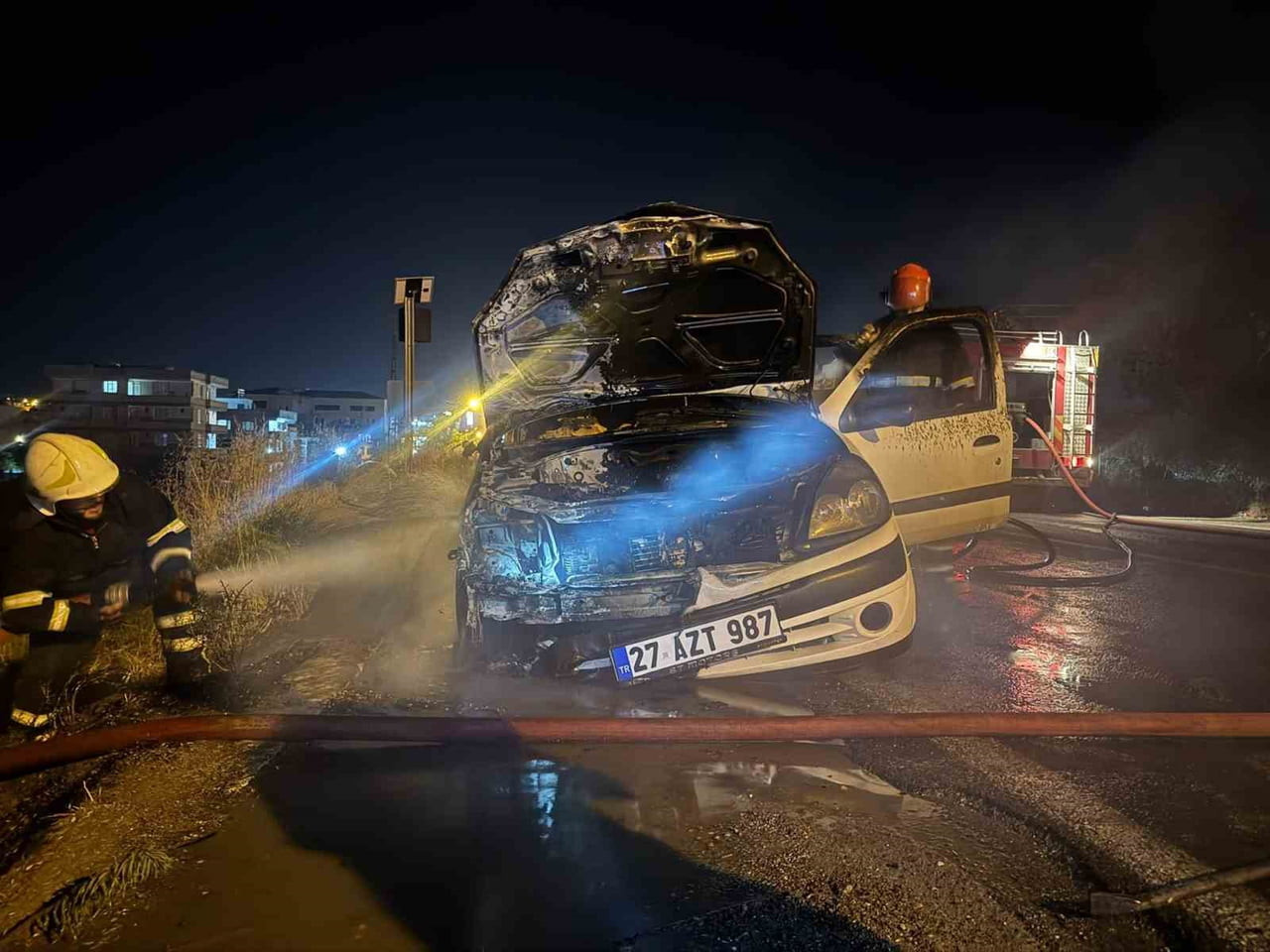 ŞANLIURFA’NIN BİRECİK İLÇESİNDE SEYİR HALİNDE OLAN OTOMOBİL ALEV ALARAK YANDI.