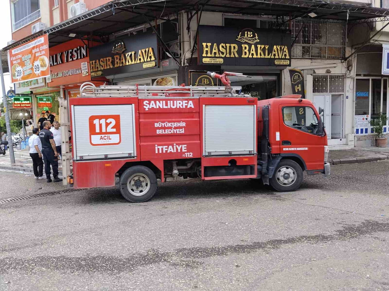 ŞANLIURFA’NIN SİVEREK İLÇESİNDE BİR İŞ YERİNİN MUTFAK BÖLÜMÜNDE ÇIKAN YANGIN PANİĞE NEDEN...