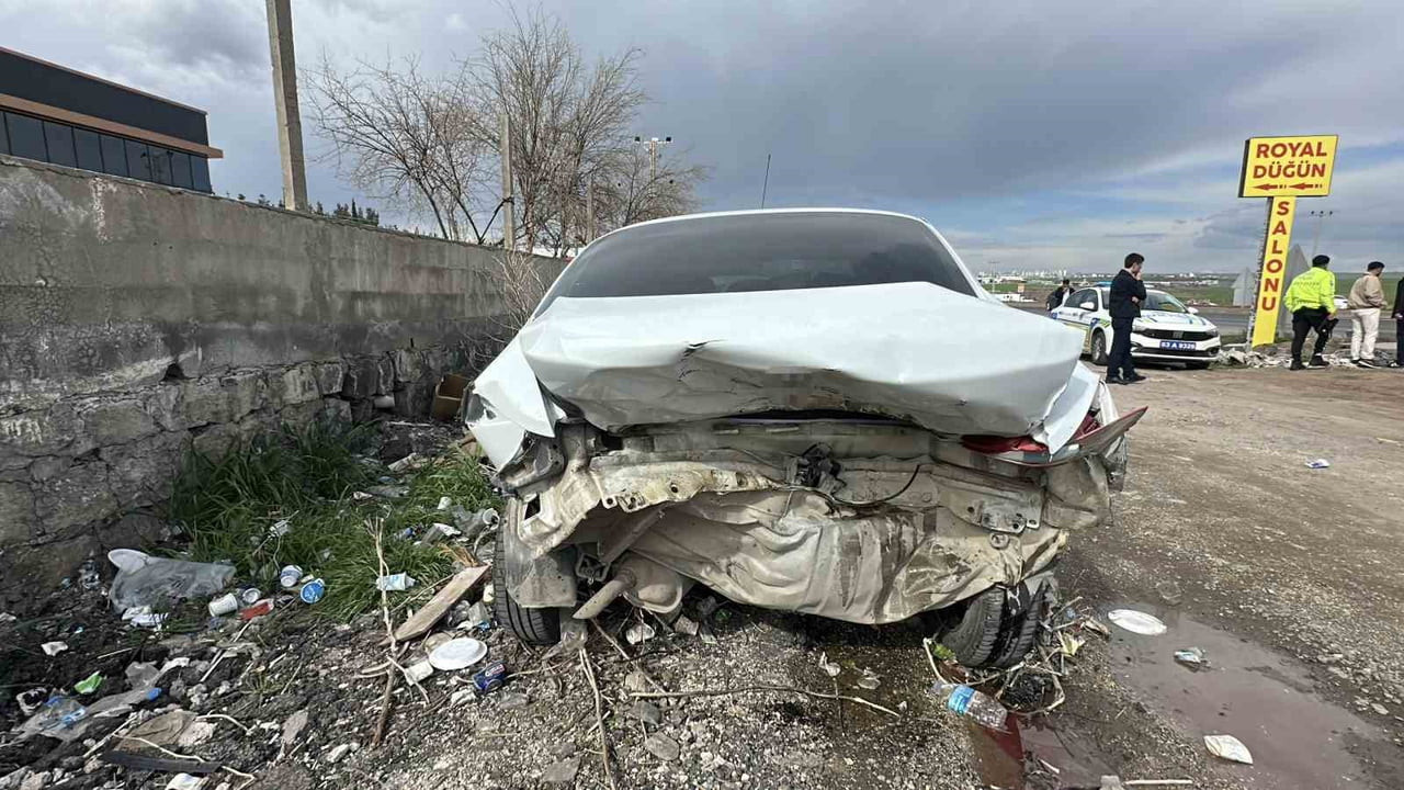 ŞANLIURFA’NIN SİVEREK İLÇESİNDE OTOMOBİLİN YAYAYA ÇARPMASI SONUCU MEYDANA GELEN TRAFİK KAZASINDA...