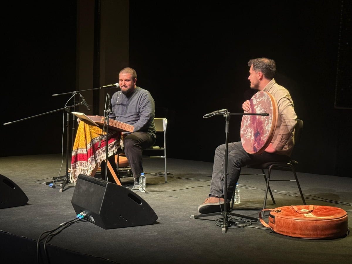 Santur sanatçısı Sedat Anar'ın (solda) "İlahiler, Deyişler ve Nefesler" konseri, Atatürk Kültür...