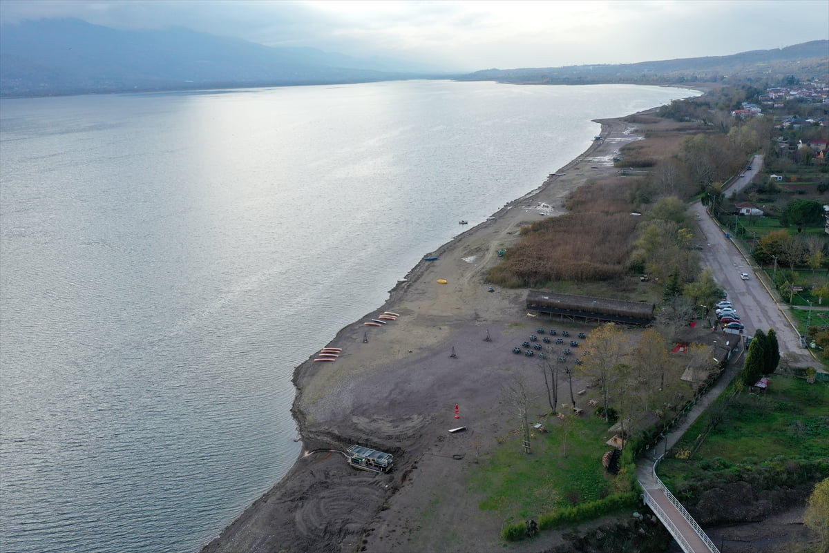 Sapanca Gölü'nde son dönemde su seviyesinin hızla düşmesi, Kocaeli'nin Eşme sahil kesiminde...