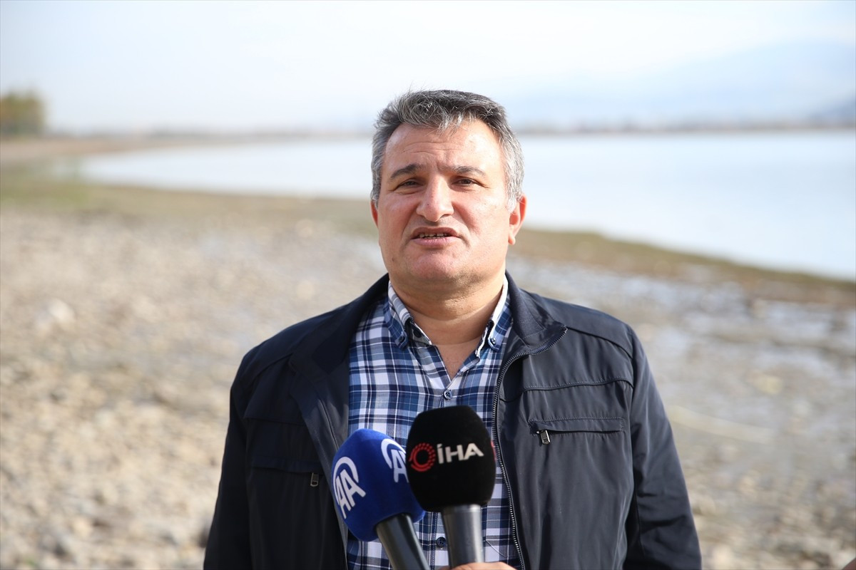 Sapanca Gölü'nün bazı kesimlerinde oluşan kabarcıklar havadan ve su altından görüntülendi. Sakarya...