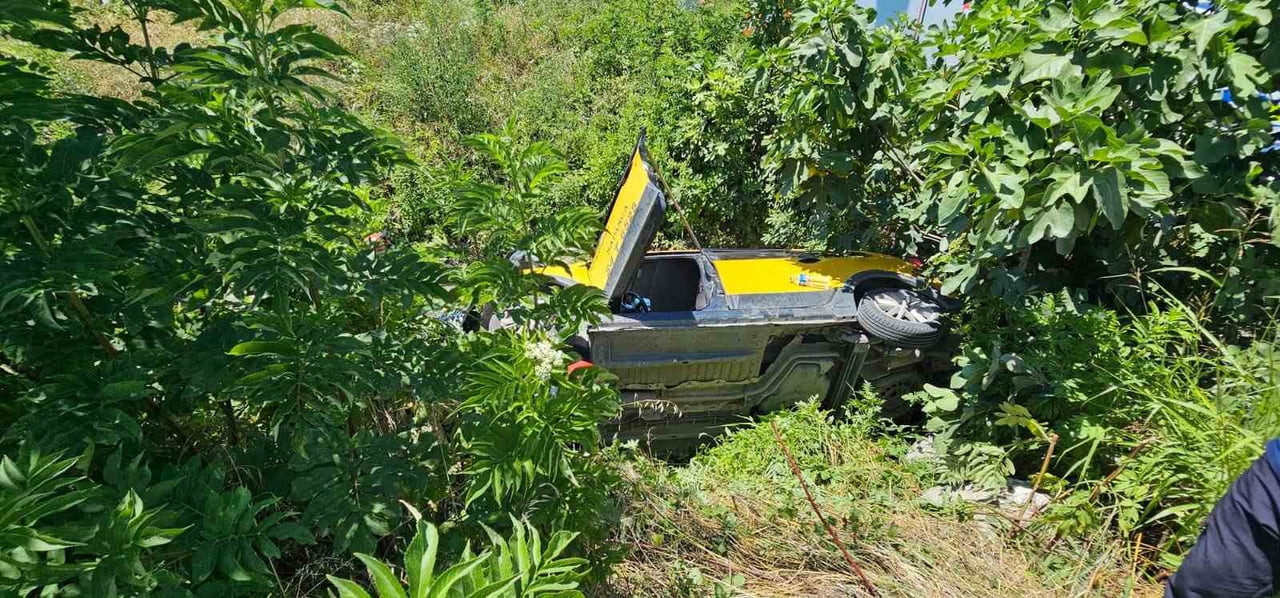 SAPANCA İLÇESİNDE OTOMOBİL İLE TİCARİ TAKSİNİN ÇARPIŞMASI SONUCU MEYDANA GELEN TRAFİK KAZASINDA 1...