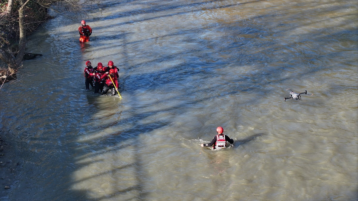 SAR Arama Kurtarma ve Acil Yardım Derneği üyesi 60 kişi, AFAD koordinesinde Düzce'deki Melen...