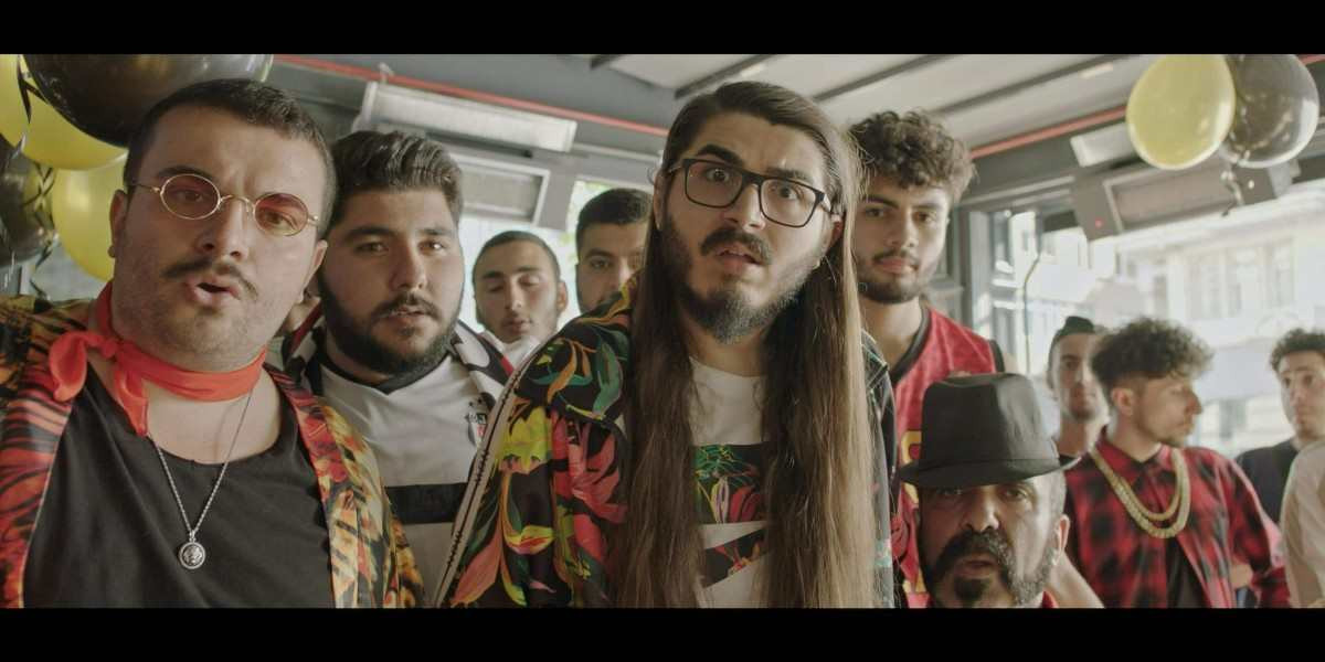 Sar Başa Film Konusu