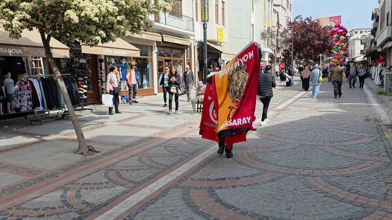 SARAÇLAR CADDESİ'NDE SEYYAR SATICILAR TARAFINDAN TAKIMLARIN BAYRAKLARI SATIŞA SUNULDU.
