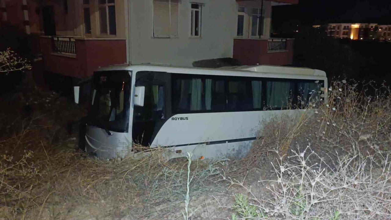 ŞARAMPOLE DÜŞEN MİDİBÜS