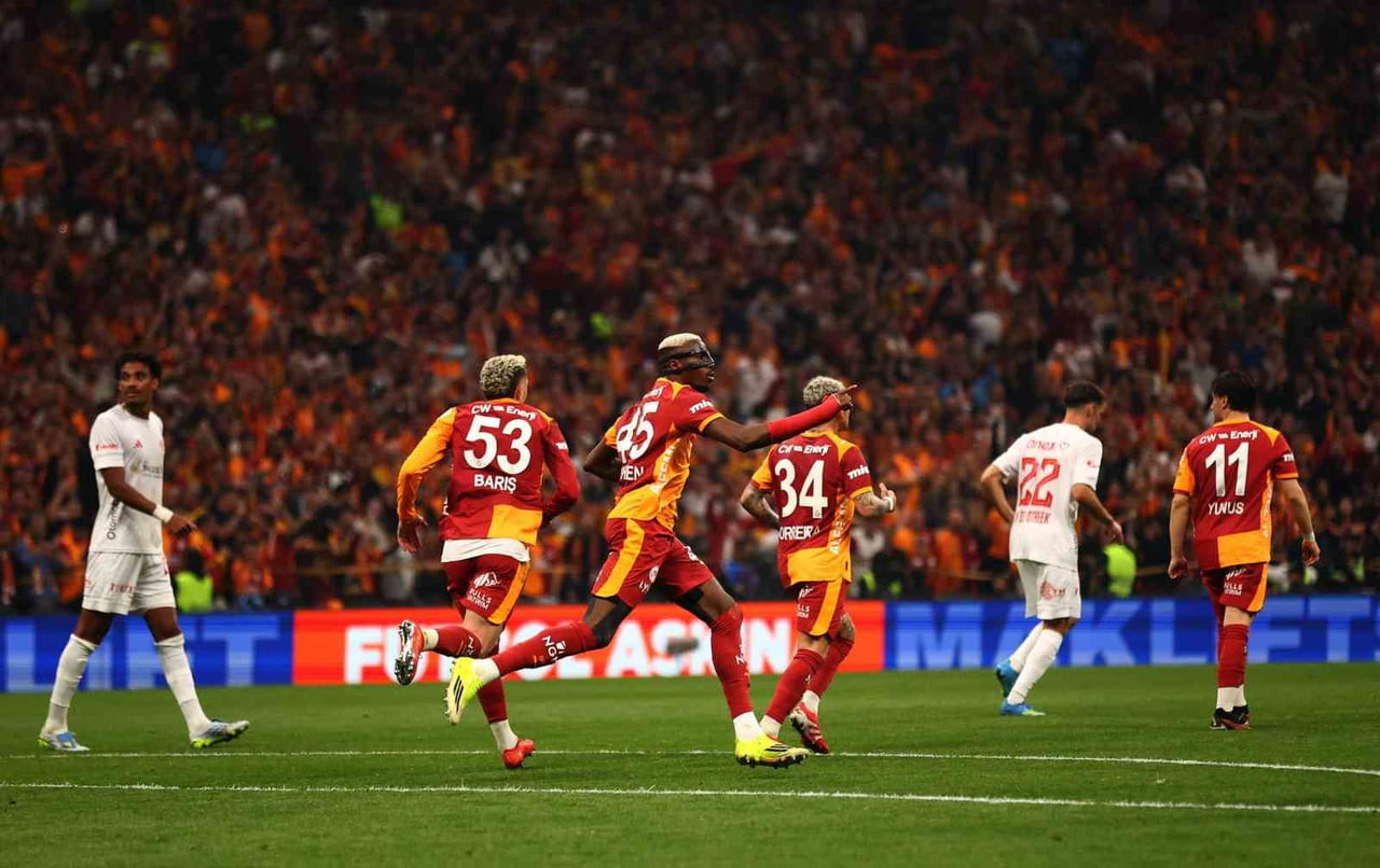 SARI-KIRMIZILILAR EVİNDEKİ YENİLMEZLİK SERİSİNİ 35 MAÇA ÇIKARDI