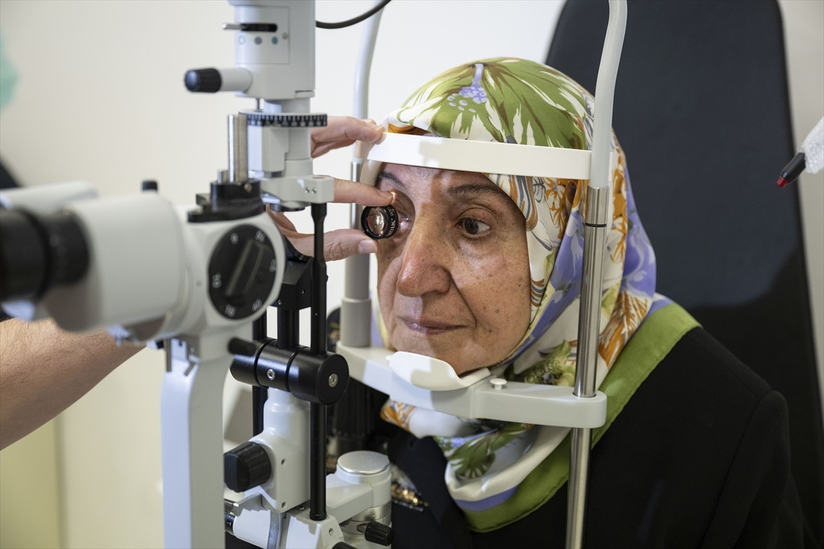 Sarı nokta hastalığı nedeniyle görme seviyesi düşen 76 yaşındaki Fatma Boyraz, göz içine uygulanan...