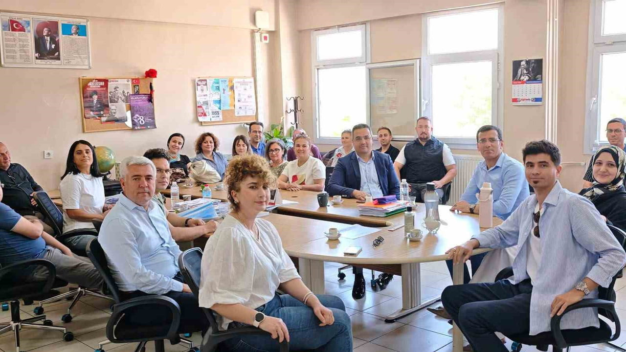 SARIGÖL KAYMAKAMI HALİL DALAK, İLÇE MİLLİ EĞİTİM MÜDÜRÜ CEZMİ YILDIRAK İLE BİRLİKTE SARIGÖL...