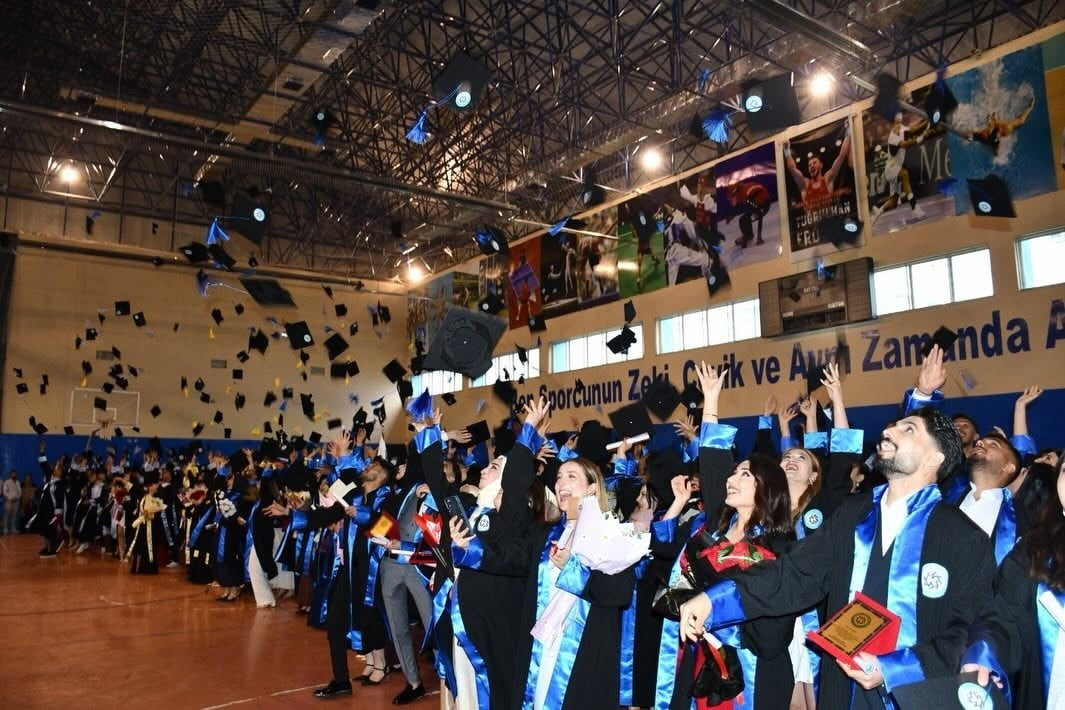 SARIKAMIŞ SPOR BİLİMLERİ FAKÜLTESİ’NDE MEZUNİYET COŞKUSU(KARS-İHA)