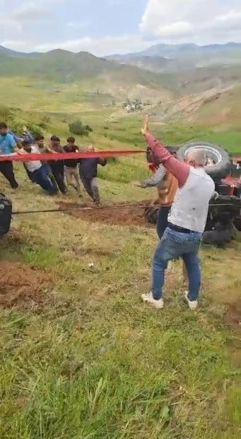 SARIKAMIŞ’TA DEVRİLEN TRAKTÖR İÇİN KÖYLÜLER SEFERBER OLDU(KARS-İHA)