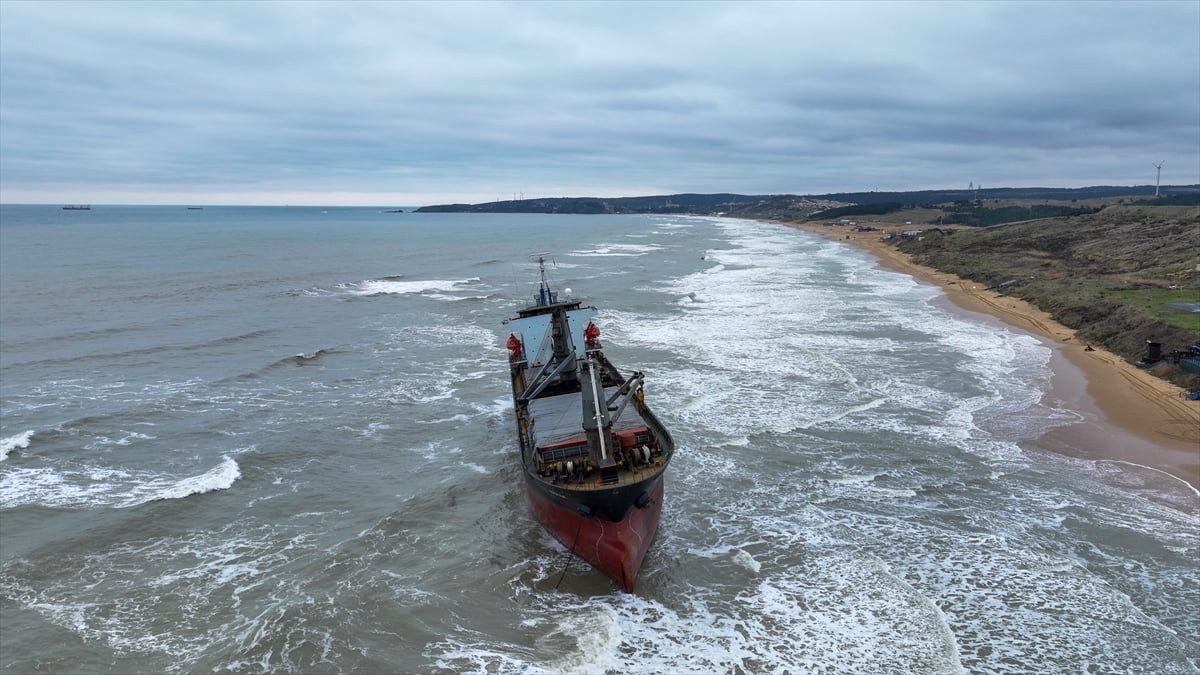 Sarıyer açıklarında karaya oturan 100 metre uzunluğundaki Komor Adaları bayraklı kargo gemisinin...