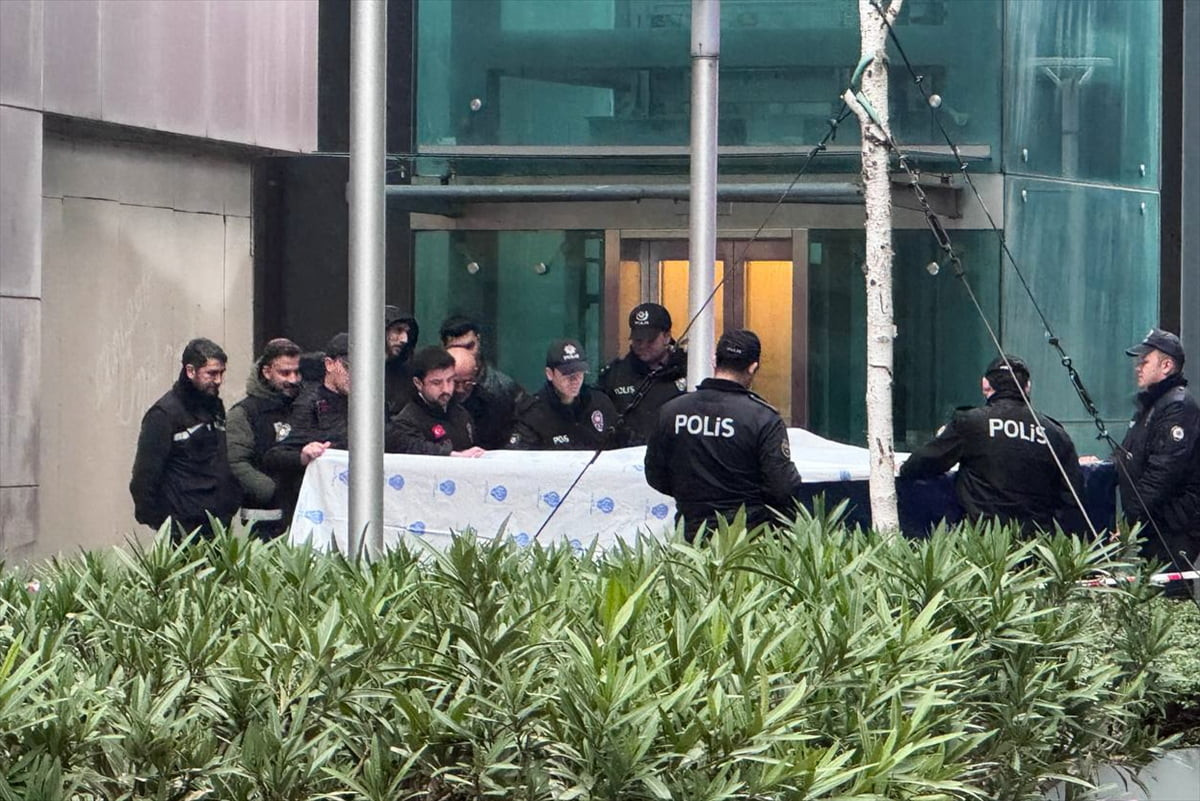 Sarıyer Maslak 1453 Caddesi'ndeki 40 katlı binanın 16. katından zemine düşerek hayatını kaybeden...