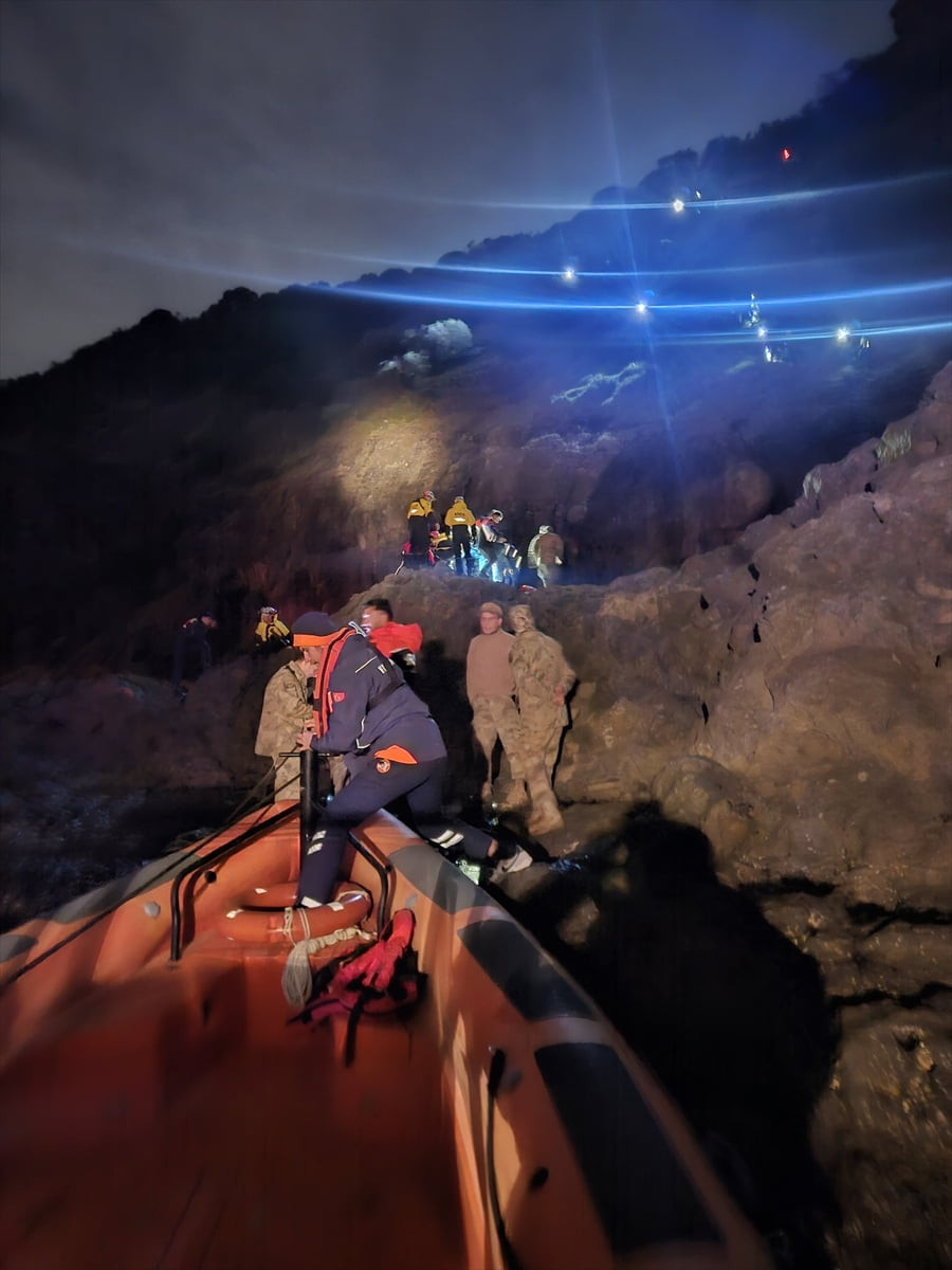Sarıyer Rumeli Feneri bölgesinde kayalıklardan düşen kişi, Kıyı Emniyeti Genel Müdürlüğü...