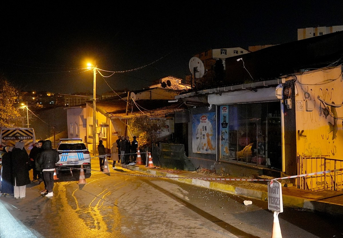 Sarıyer'de 2 katlı bina, kolonlarında ve duvarlarında oluşan çatlaklar nedeniyle tedbir amaçlı...