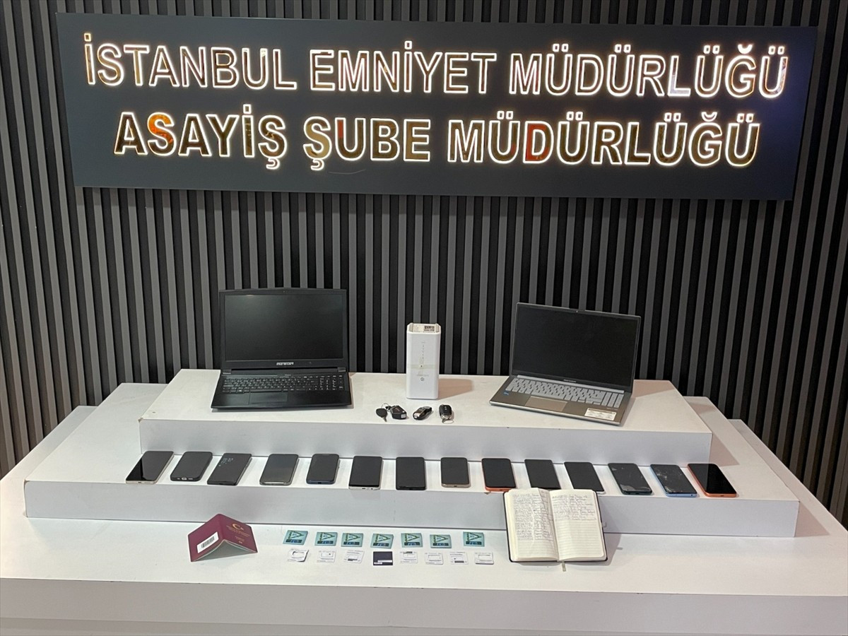 Sarıyer'de internet sitelerine koydukları sahte satılık ev ilanlarıyla dolandırıcılık yaptıkları...