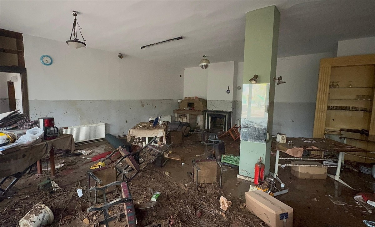 Sarıyer'de kuvvetli yağış nedeniyle Uskumruköy'deki bazı iş yerlerini su bastı.