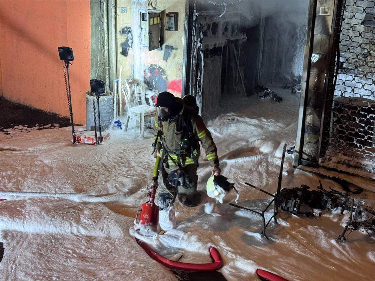 Sarıyer'de motosiklet tamirhanesinde çıkan yangına kendi imkanlarıyla müdahale etmeye çalışan iş...