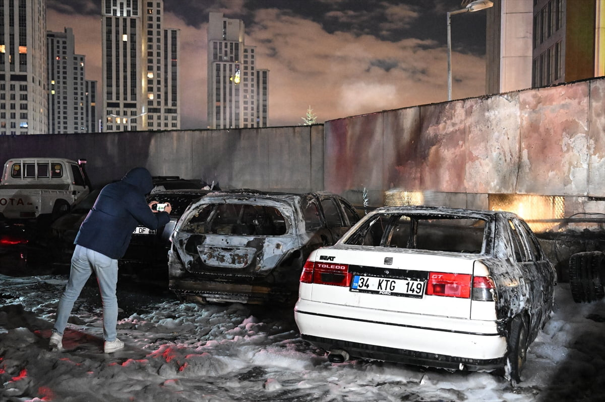 Sarıyer'de oto sanayi sitesi otoparkında çıkan ve 5 otomobilin hasar gördüğü yangın itfaiye...