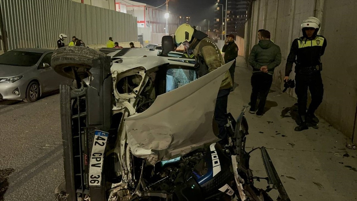 Sarıyer'de otomobilin motosiklete çarparak üzerine devrildiği trafik kazasında 2 sürücü yaralandı....