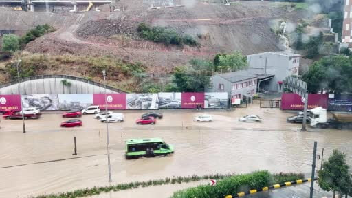 Sarıyer'de su borusu patladı, cadde sular altında kaldı