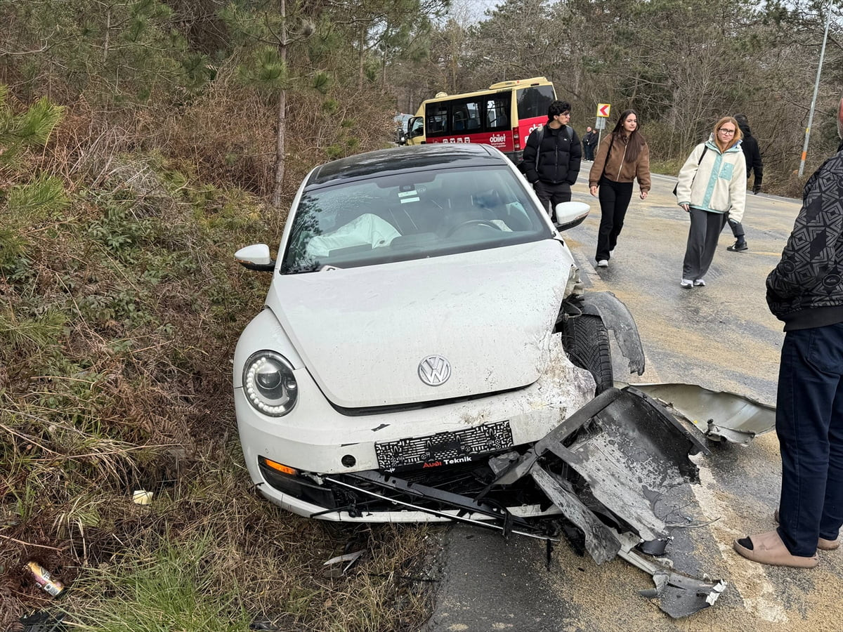 Sarıyer'de taksi, otomobil ve 2 minibüsün karıştığı kazada, 1'i ağır 5 kişi yaralandı.